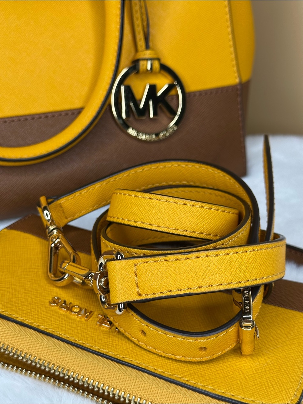 Set Michael Kors Yellow & Brown Saffiano Leather Top Handle Bag & Wallet & Strap - Picture 13 of 16